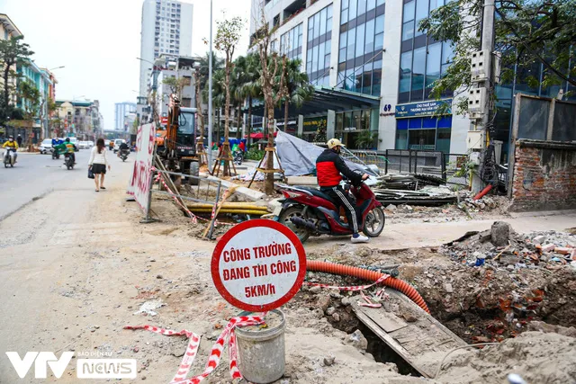 Hà Nội: Đường hàng trăm tỷ vẫn nhếch nhác sau khi hoàn thiện - Ảnh 6.