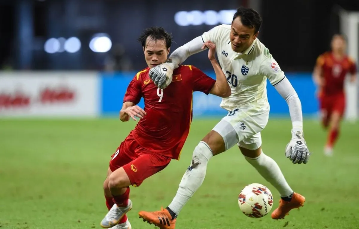 AFF Cup 2020 | Lý giải pha bóng thoát thẻ đỏ của thủ môn Thái Lan - Ảnh 1.