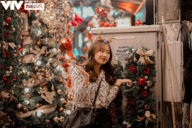 Mải check-in đón Noel, giới trẻ “ngó lơ” khẩu trang - Ảnh 2. Mải check-in đón Noel, giới trẻ “ngó lơ” khẩu trang - Ảnh 2.