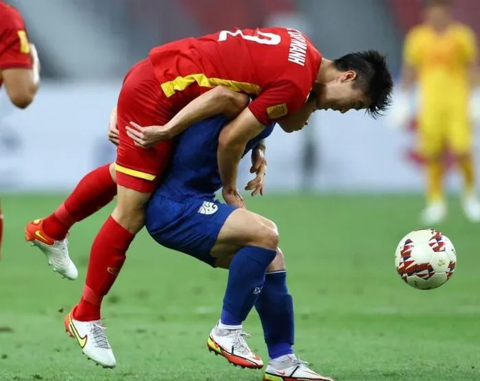 AFF Cup 2020 | Duy Mạnh trật khớp vai, nguy cơ lỡ trận lượt về với ĐT Thái Lan - Ảnh 3.