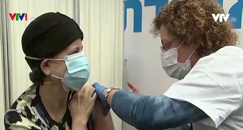 Israel có thể triển khai tiêm mũi vaccine thứ tư, chuyên gia quốc tế lo ngại  - Ảnh 1.