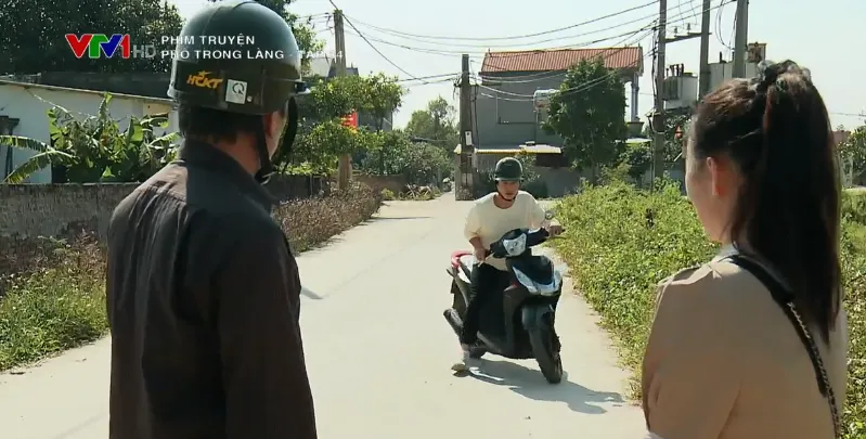 Phố trong làng - Tập 34: Vừa nhìn thấy bố đứng cạnh bạn gái, Đông vội vã quay xe - Ảnh 12.