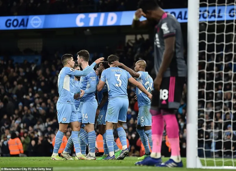 Thắng ấn tượng Leicester trong cơn mưa bàn thắng, Man City củng cố ngôi đầu Ngoại hạng Anh - Ảnh 1. Thắng ấn tượng Leicester trong cơn mưa bàn thắng, Man City củng cố ngôi đầu Ngoại hạng Anh - Ảnh 1.