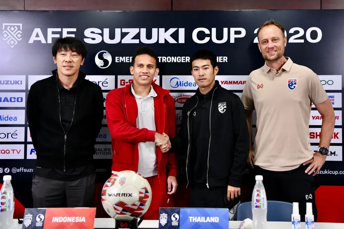 Họp báo trước trận Chung kết AFF Cup 2020 | HLV 2 đội tỏ rõ sự thận trọng - Ảnh 1.