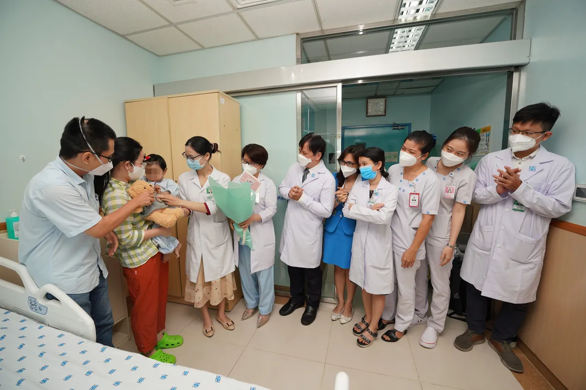 Ghép gan thành công cho bé 2 tuổi từ gan của người bố - Ảnh 2.