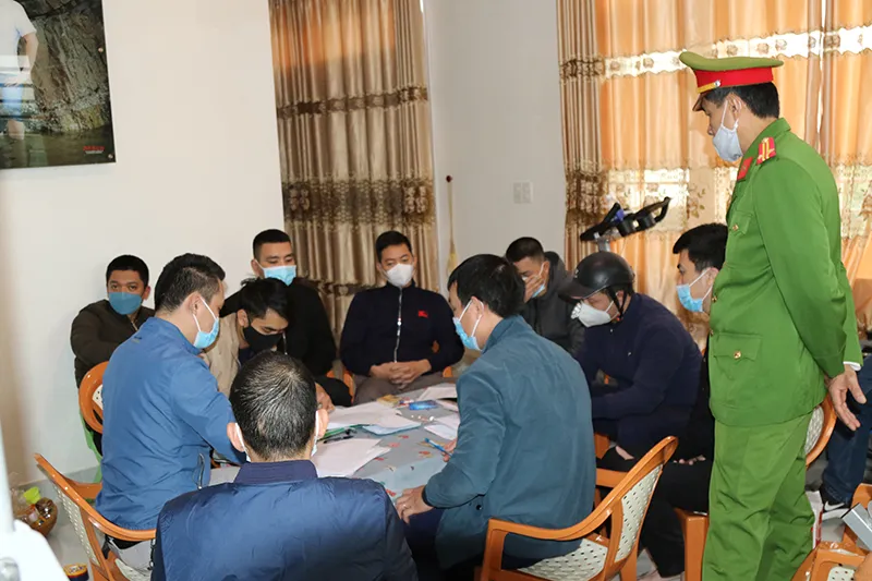 Bắt nh&oacute;m đối tượng tụ tập đ&aacute;nh b&agrave;i Binh, thu giữ gần nửa tỷ đồng - Ảnh 1.