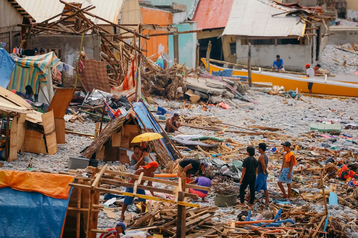 Số người thiệt mạng do cơn bão mạnh nhất năm Rai ở Philippines lên tới hơn 400 - Ảnh 2.