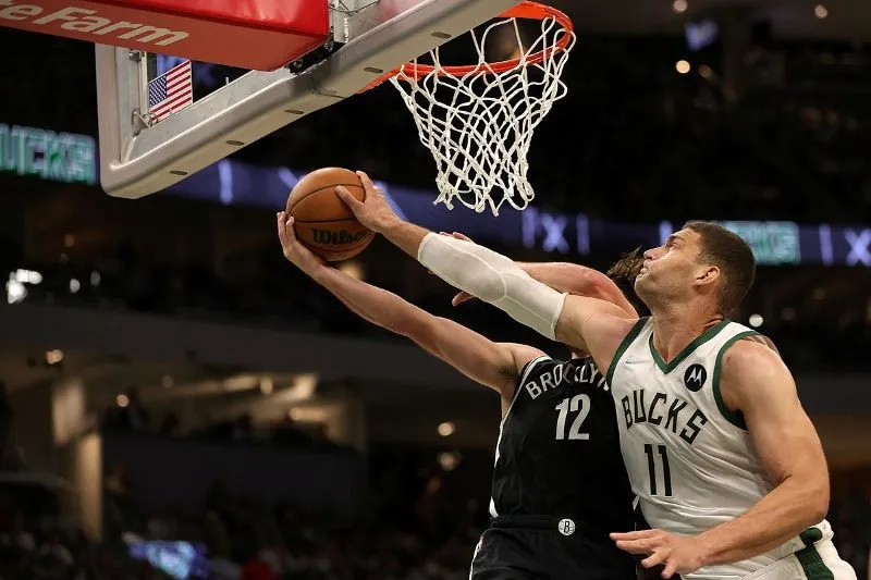 Chấn thương của Brook Lopez nặng hơn dự kiến - Ảnh 1.