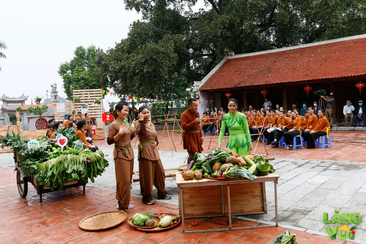 Vợ chồng diễn viên Hồng Quang - Diễm Hương quậy hết cỡ trong Làng vui - Ảnh 2.