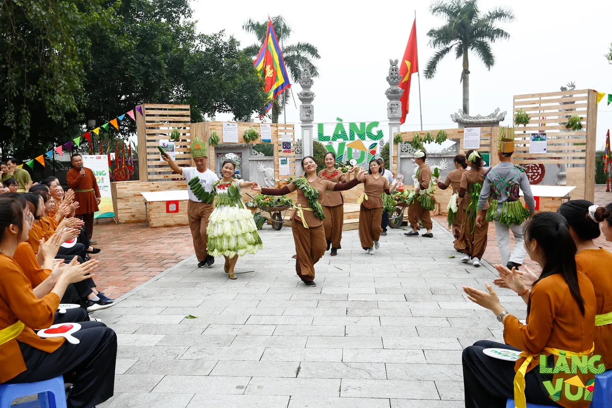 Vợ chồng diễn viên Hồng Quang - Diễm Hương quậy hết cỡ trong Làng vui - Ảnh 8.