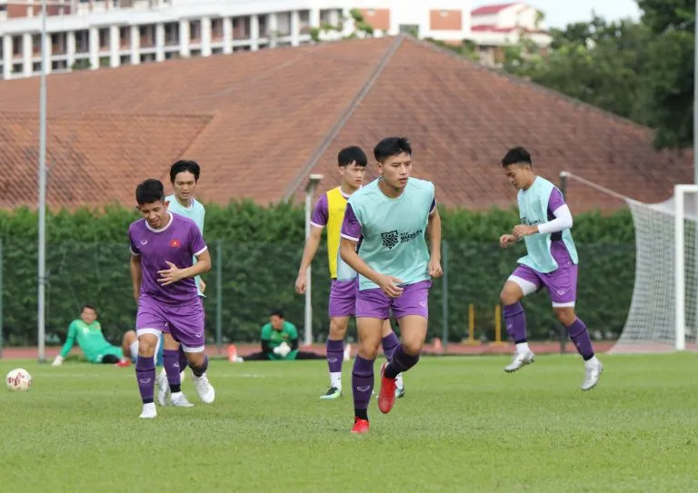 ĐT Việt Nam luyện bài đối kháng, rà soát đội hình chuẩn bị cho trận ra quân tại AFF Cup 2020 - Ảnh 4.