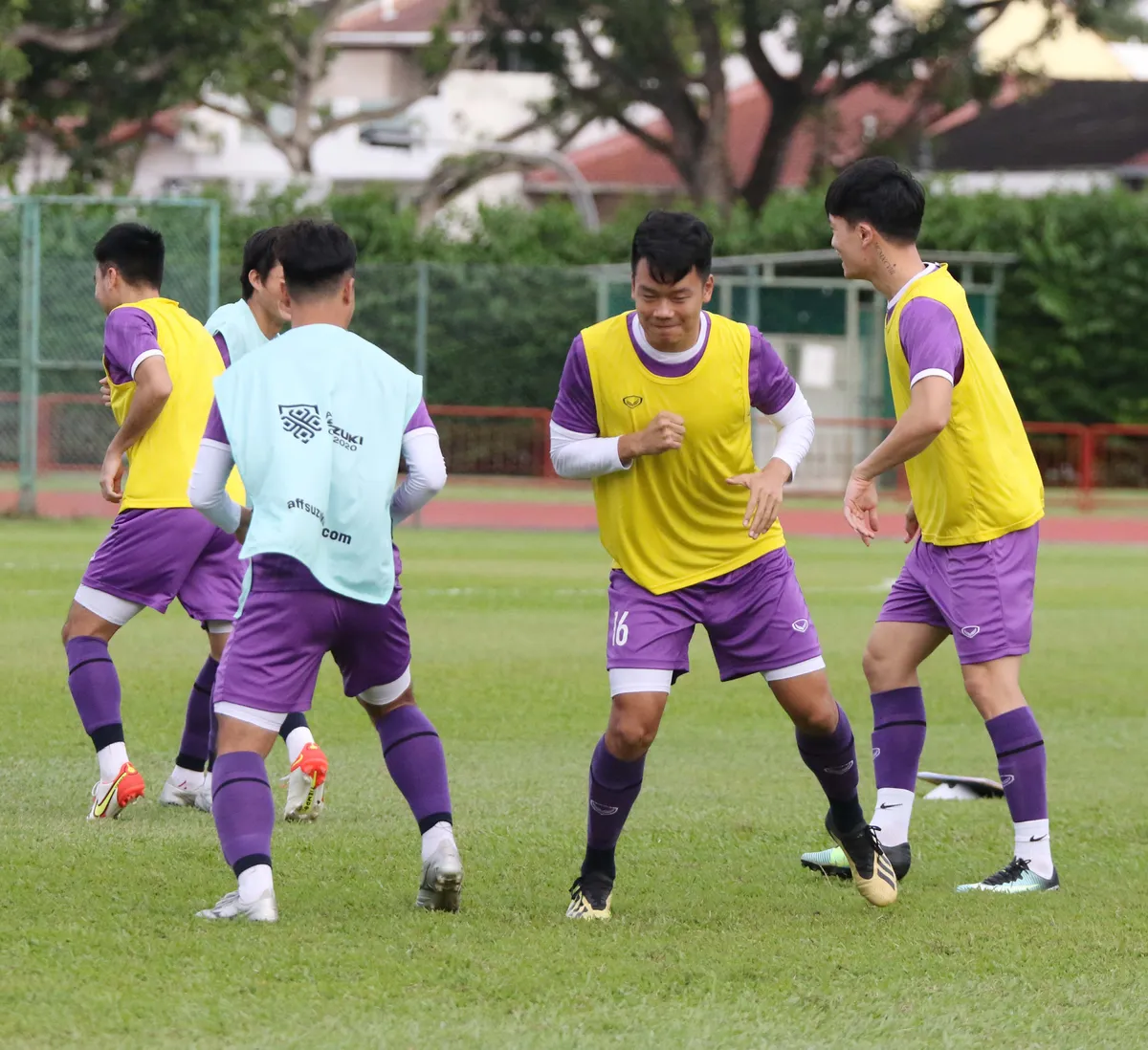 ĐT Việt Nam luyện bài đối kháng, rà soát đội hình chuẩn bị cho trận ra quân tại AFF Cup 2020 - Ảnh 3.