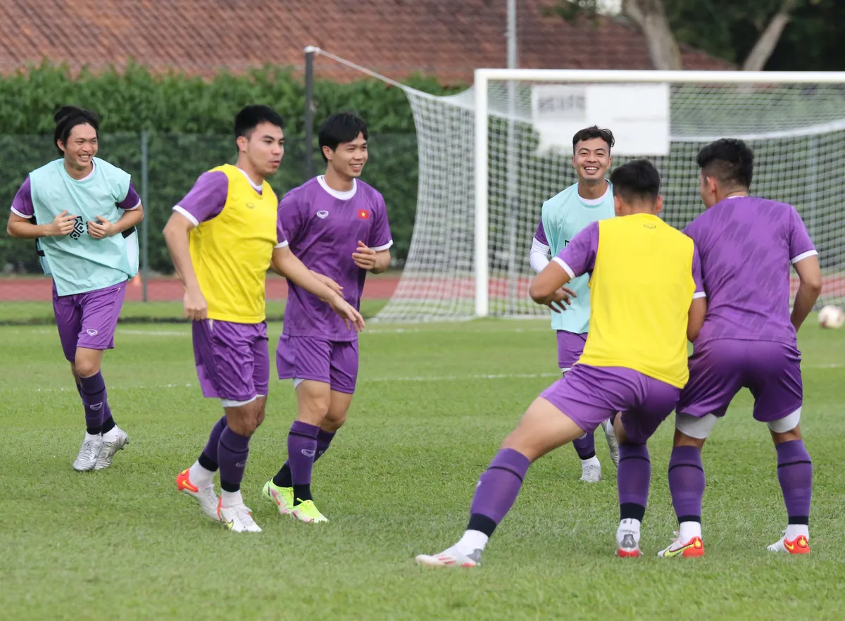 ĐT Việt Nam luyện bài đối kháng, rà soát đội hình chuẩn bị cho trận ra quân tại AFF Cup 2020 - Ảnh 2.