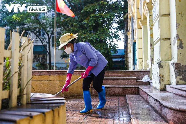 Hà Nội bỏ quy định 14 ngày không F0, nhà trường gấp rút tổng vệ sinh đón học sinh trở lại - Ảnh 9.