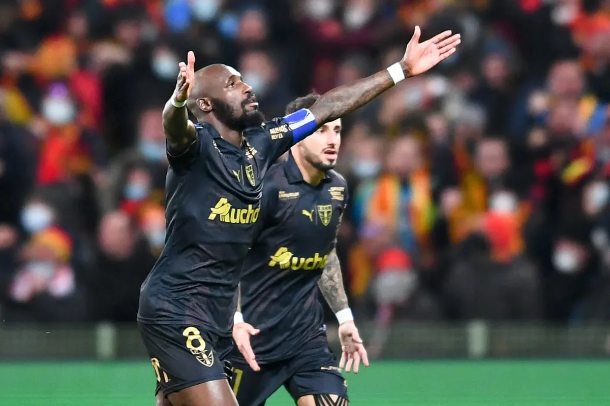 Paris Saint Germain thoát thua trên sân của Lens - Ảnh 1. Paris Saint Germain thoát thua trên sân của Lens - Ảnh 1.