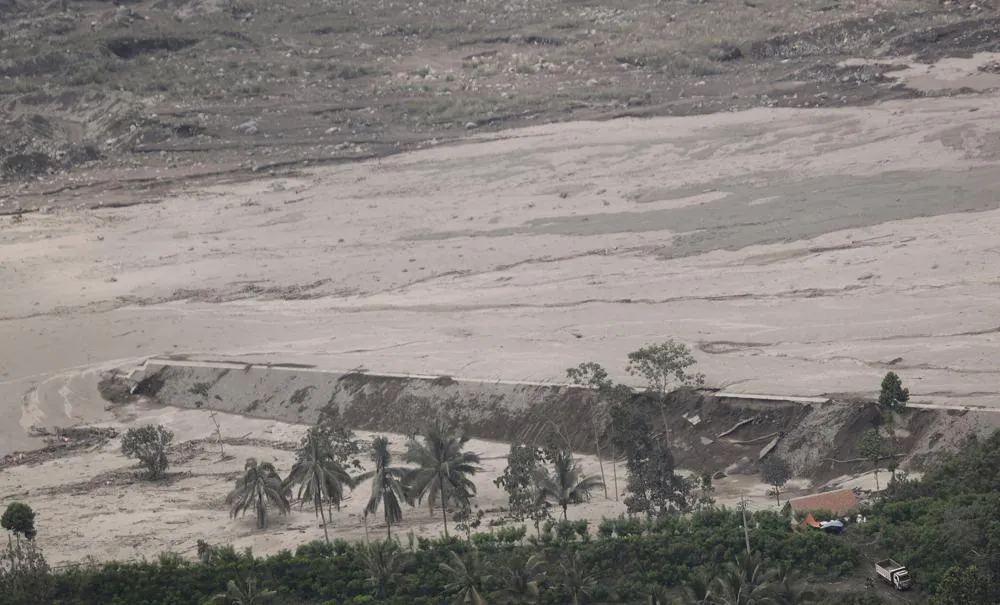 Núi lửa Semeru phun trào ở Indonesia khiến 14 người thiệt mạng, gần 100 người bị thương - Ảnh 9.