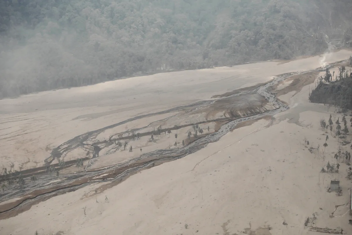 Số nạn nhân thiệt mạng do núi lửa Semeru phun trào ở Indonesia tăng lên 34 người - Ảnh 3.