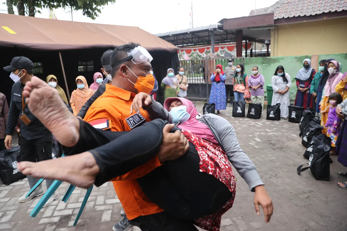 Số nạn nhân thiệt mạng do núi lửa Semeru phun trào ở Indonesia tăng lên 34 người - Ảnh 12.