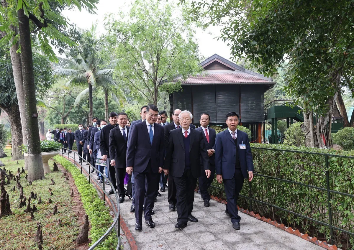 Tổng Bí thư, Chủ tịch nước dâng hương tưởng niệm Bác Hồ nhân dịp Tết Tân Sửu - Ảnh 3.