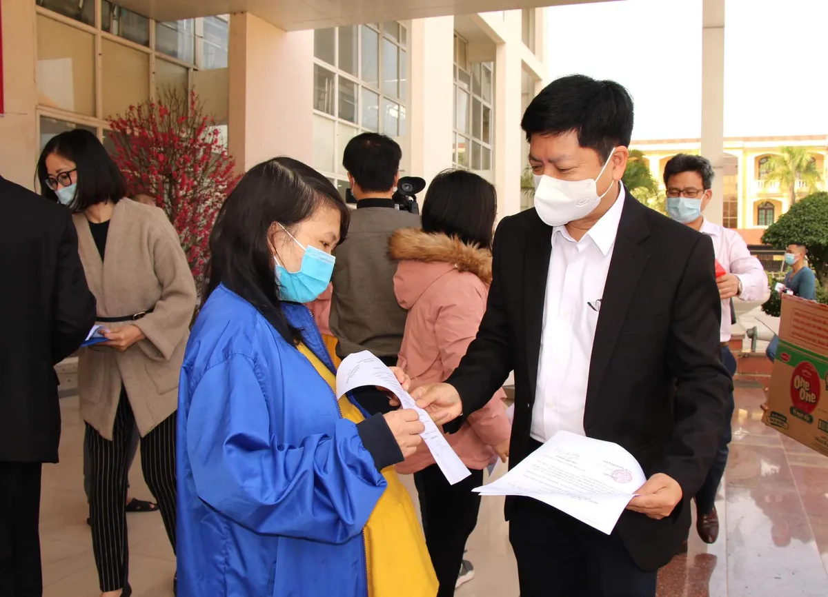 Tin vui ngày 30 Tết: 27 bệnh nhân COVID-19 khỏi bệnh, được về nhà ăn Tết với gia đình - Ảnh 1.