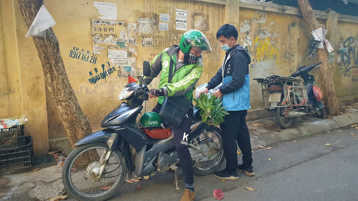 Người dân Hà Nội hối hả mang hoa về nhà trong ngày cuối của năm Âm lịch - Ảnh 7.