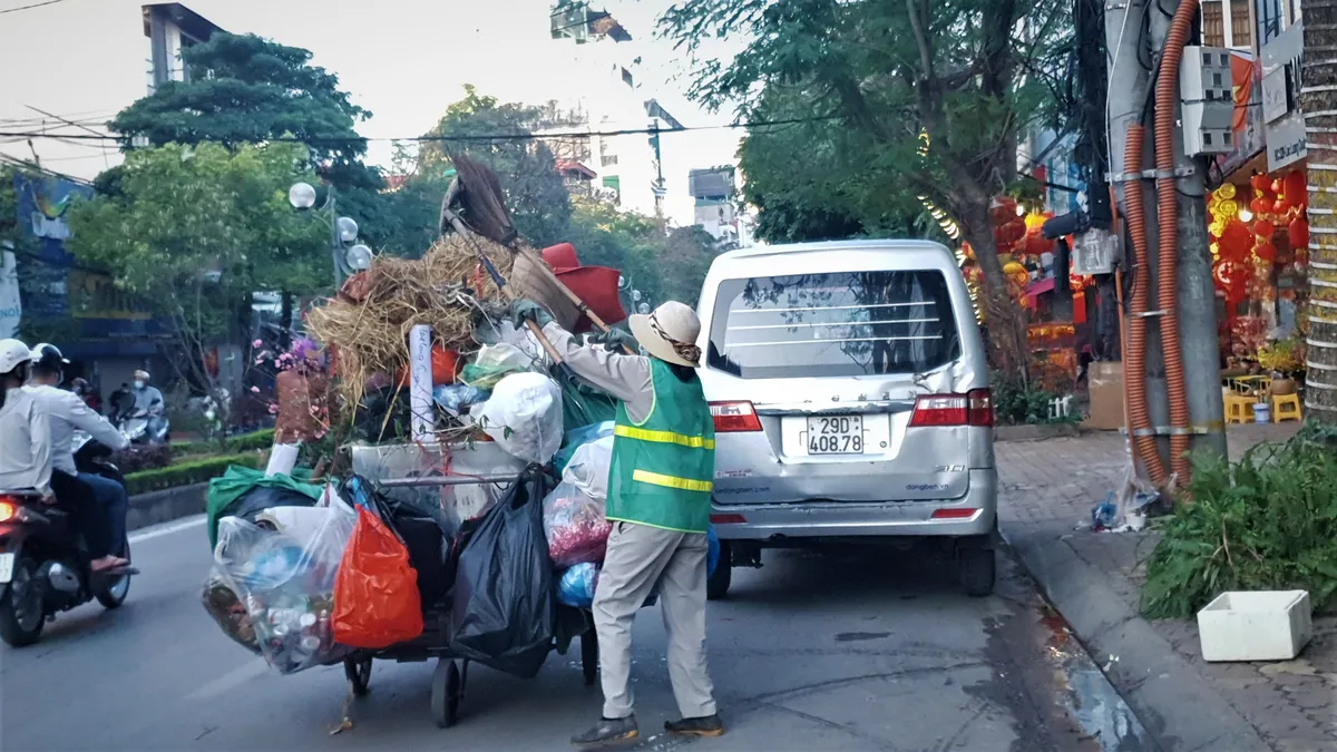 Người dân Hà Nội hối hả mang hoa về nhà trong ngày cuối của năm Âm lịch - Ảnh 19.