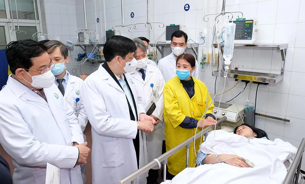 Bộ trưởng Bộ Y tế chúc Tết y bác sĩ và người bệnh tại 2 bệnh viện - Ảnh 1. Bộ trưởng Bộ Y tế chúc Tết y bác sĩ và người bệnh tại 2 bệnh viện - Ảnh 1.