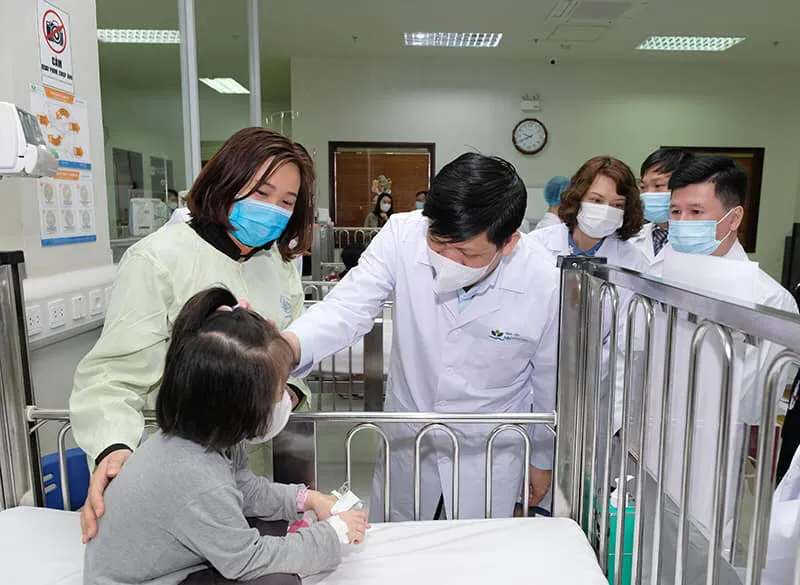 Bộ trưởng Bộ Y tế chúc Tết y bác sĩ và người bệnh tại 2 bệnh viện - Ảnh 3. Bộ trưởng Bộ Y tế chúc Tết y bác sĩ và người bệnh tại 2 bệnh viện - Ảnh 3.