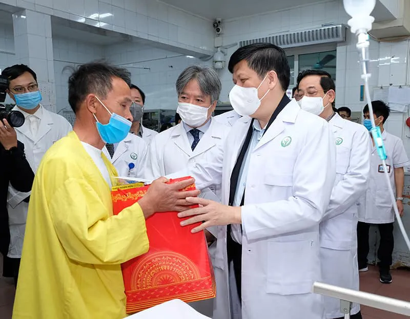 Bộ trưởng Bộ Y tế chúc Tết y bác sĩ và người bệnh tại 2 bệnh viện - Ảnh 2. Bộ trưởng Bộ Y tế chúc Tết y bác sĩ và người bệnh tại 2 bệnh viện - Ảnh 2.