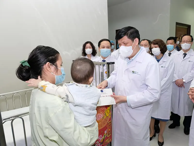 Bộ trưởng Bộ Y tế chúc Tết y bác sĩ và người bệnh tại 2 bệnh viện - Ảnh 4. Bộ trưởng Bộ Y tế chúc Tết y bác sĩ và người bệnh tại 2 bệnh viện - Ảnh 4.