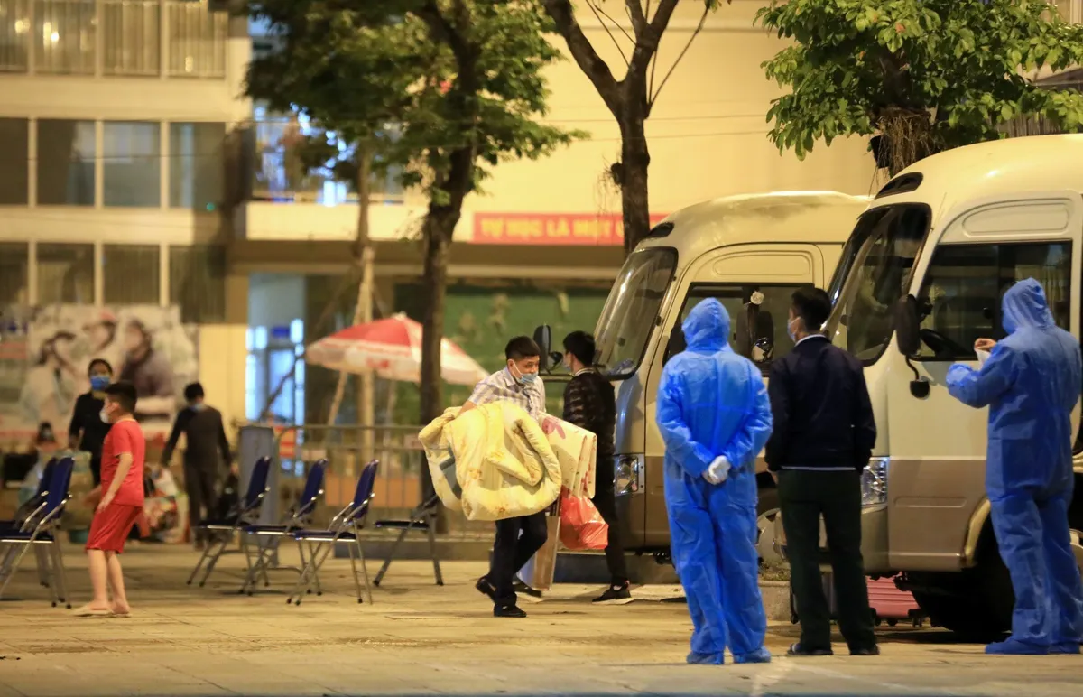 28 học sinh và phụ huynh đầu tiên ở trường Tiểu học Xuân Phương được về ăn Tết - Ảnh 8.