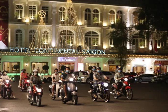 Giao thừa Tết Tân Sửu 2021 lặng lẽ ở TP Hồ Chí Minh - Ảnh 1.