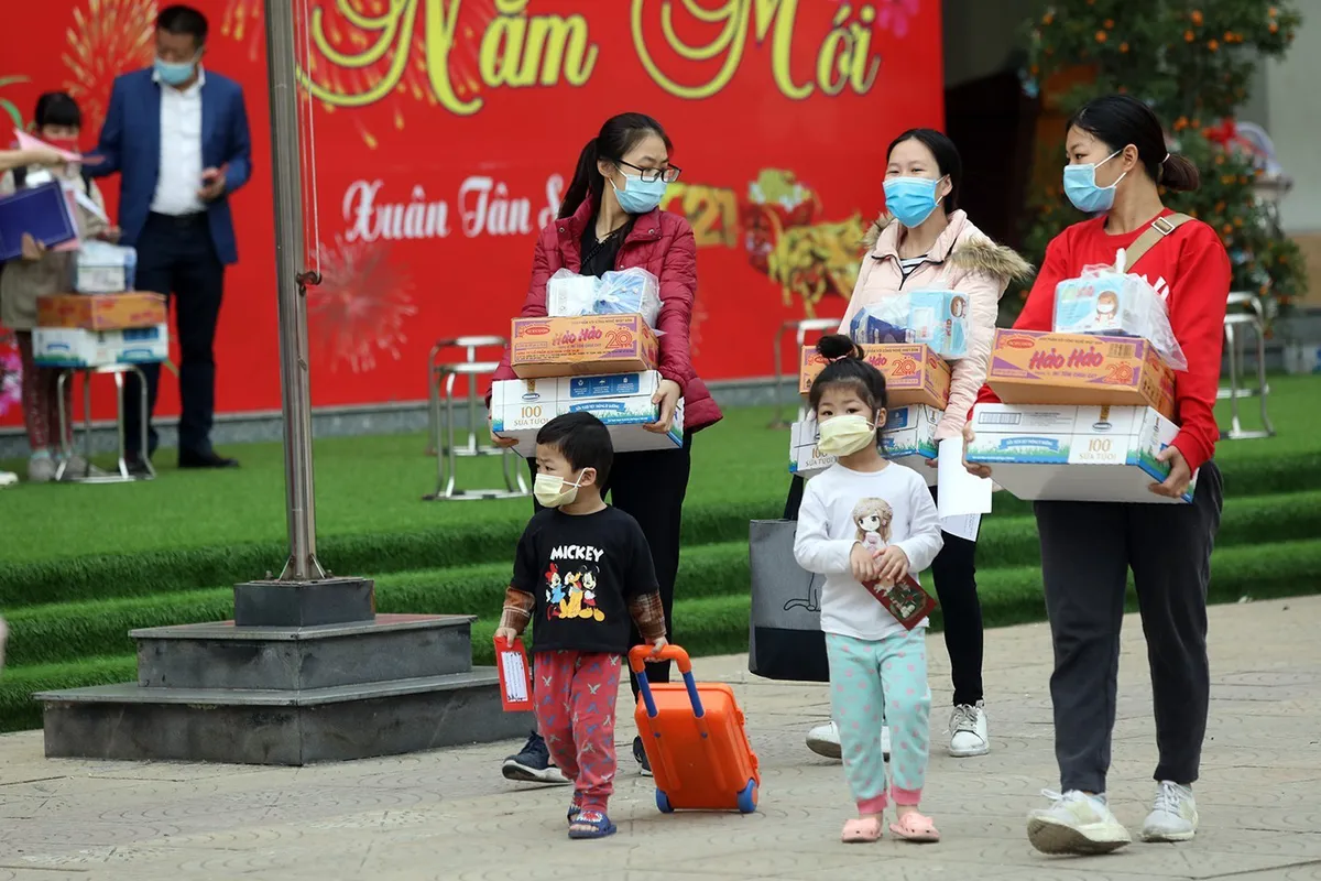 Sáng mùng 3 Tết: Thầy trò Trường Tiểu học Xuân Phương được về nhà đón Tết - Ảnh 4.