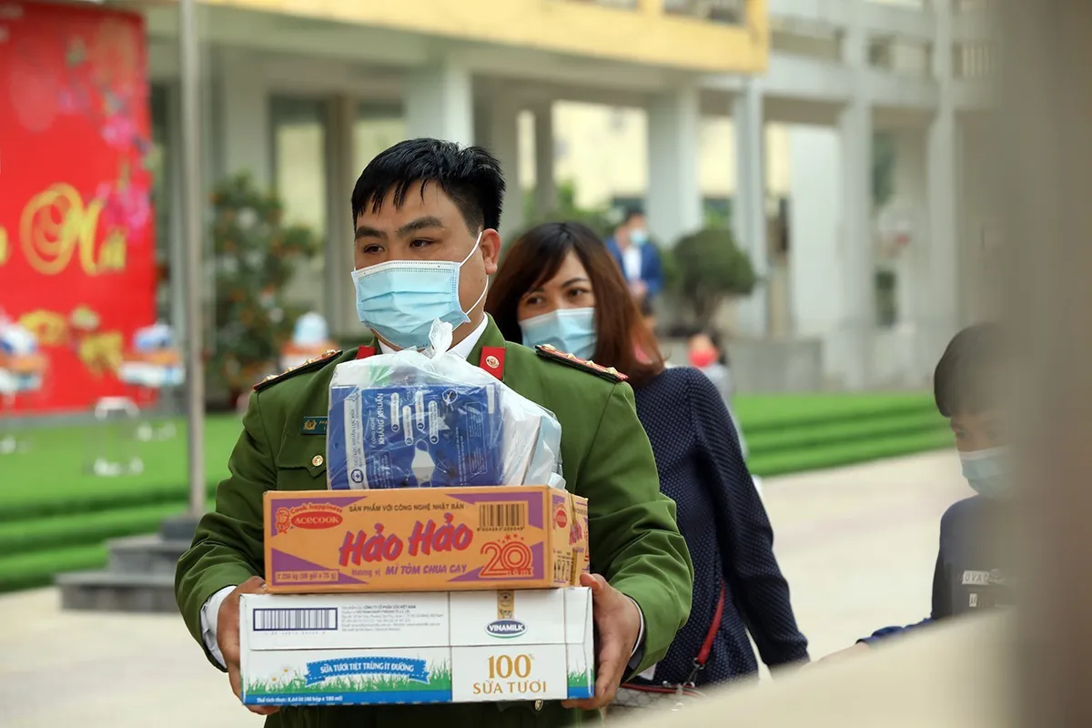 Sáng mùng 3 Tết: Thầy trò Trường Tiểu học Xuân Phương được về nhà đón Tết - Ảnh 6.
