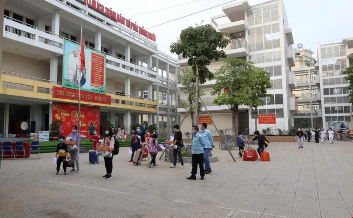Sáng mùng 3 Tết: Thầy trò Trường Tiểu học Xuân Phương được về nhà đón Tết - Ảnh 1.