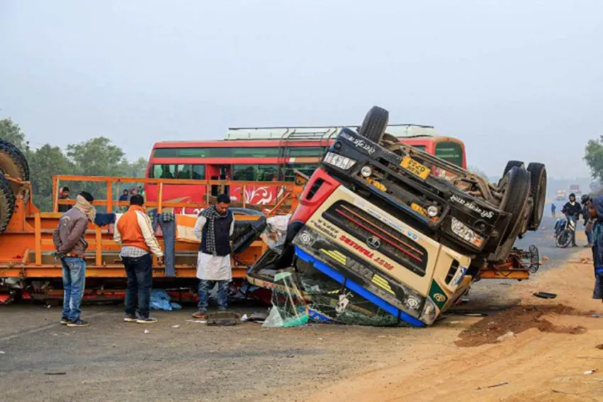 Tai nạn xe bus đâm xe tải nghiêm trọng ở Ấn Độ, ít nhất 14 người thiệt mạng - Ảnh 1.