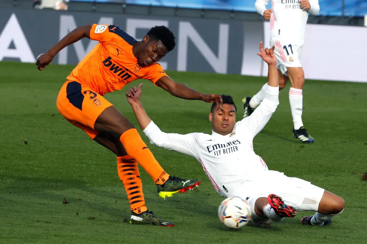 Real Madrid thắng thuyết phục Valencia, vươn l&ecirc;n ng&ocirc;i nh&igrave; bảng La Liga - Ảnh 4.