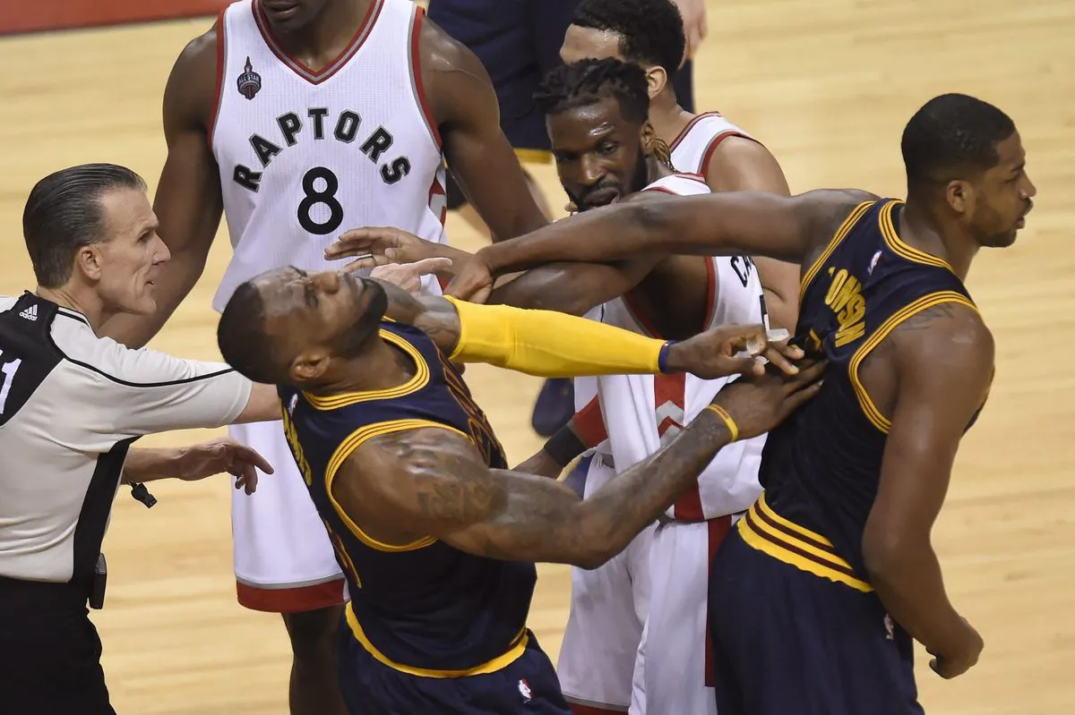 NBA cảnh báo Lebron James vì thói ăn vạ - Ảnh 1. NBA cảnh báo Lebron James vì thói ăn vạ - Ảnh 1.