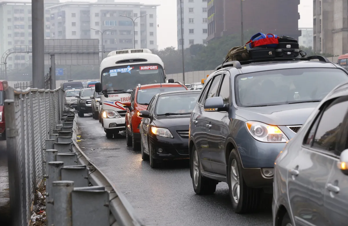 Người dân đổ về sau kỳ nghỉ Tết Nguyên đán, nhiều tuyến đường cửa ngõ Thủ đô ùn tắc - Ảnh 9.