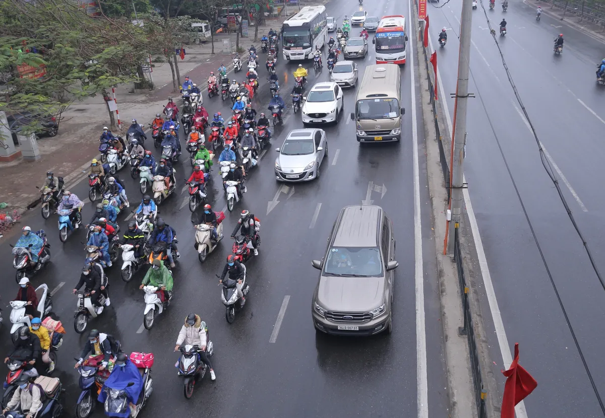 Người dân đổ về sau kỳ nghỉ Tết Nguyên đán, nhiều tuyến đường cửa ngõ Thủ đô ùn tắc - Ảnh 7.