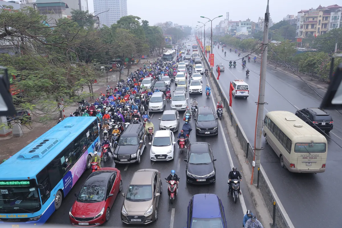 Người dân đổ về sau kỳ nghỉ Tết Nguyên đán, nhiều tuyến đường cửa ngõ Thủ đô ùn tắc - Ảnh 1.