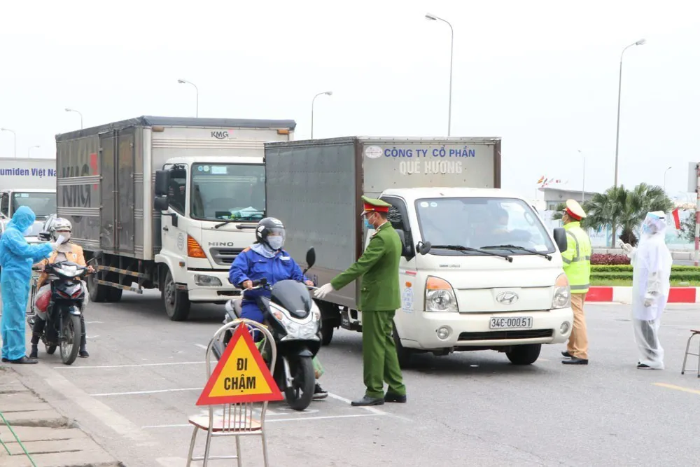 Sau Tết, công sở vắng vẻ, chốt kiểm soát chặt chẽ ở Hải Dương - Ảnh 2.