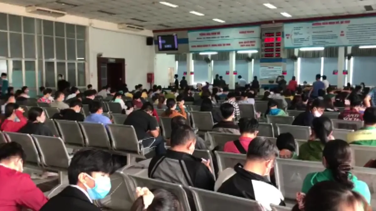 Nhiều hành khách trả vé vì lo tàu ngừng chạy vì COVID-19  - Ảnh 3.