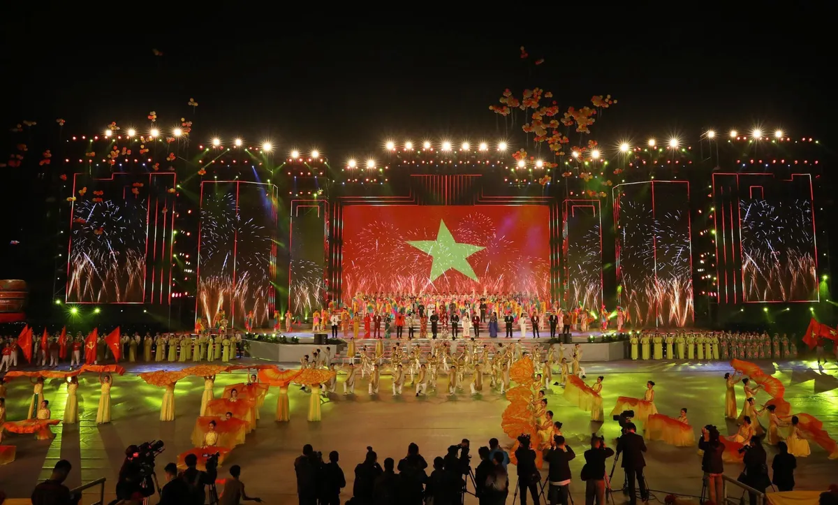 Rực rỡ chương trình nghệ thuật “Khát vọng - Tỏa sáng” chào mừng thành công Đại hội XIII của Đảng - Ảnh 7.