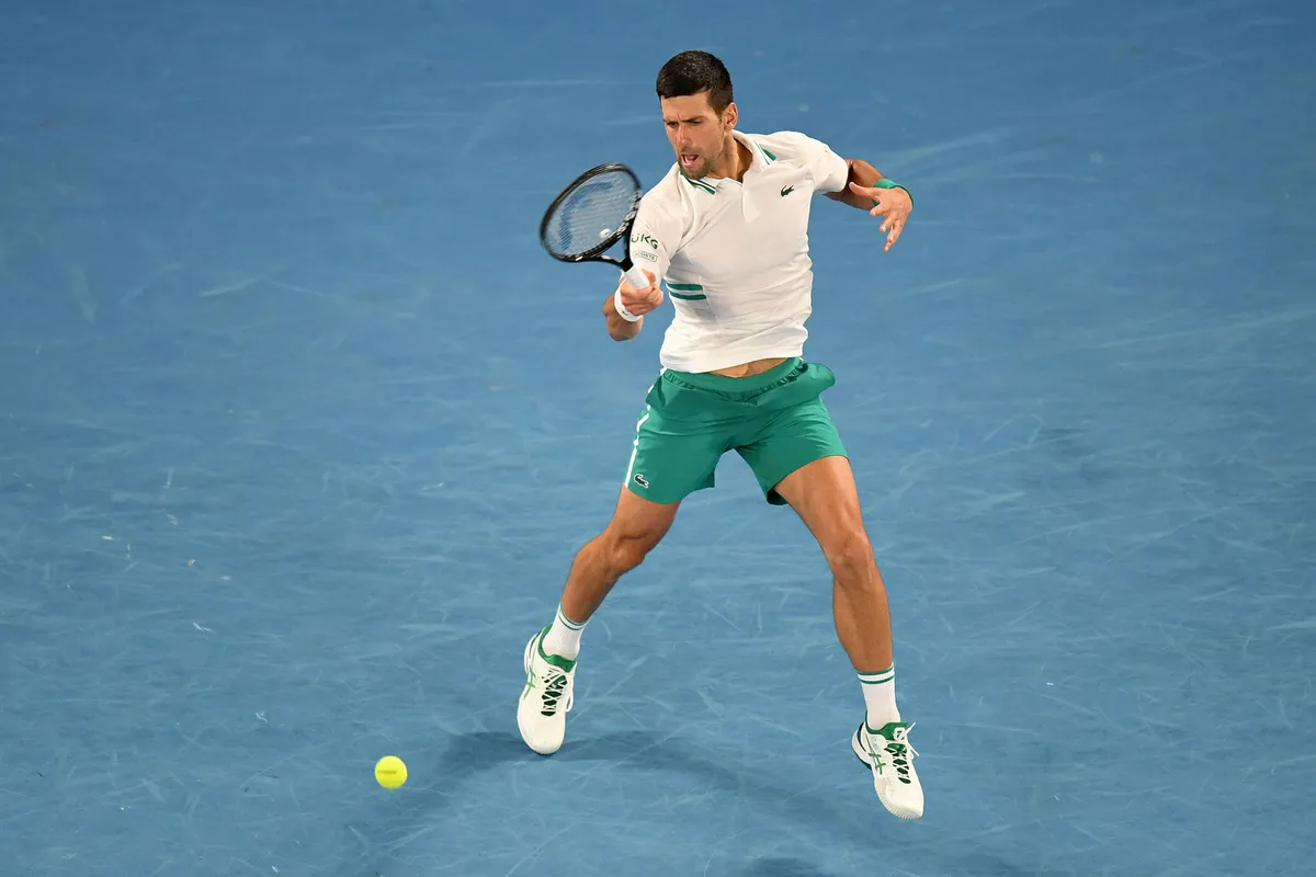 Thắng áp đảo Medvedev, Djokovic lần thứ 9 đăng quang tại Australia mở rộng - Ảnh 1. Thắng áp đảo Medvedev, Djokovic lần thứ 9 đăng quang tại Australia mở rộng - Ảnh 1.