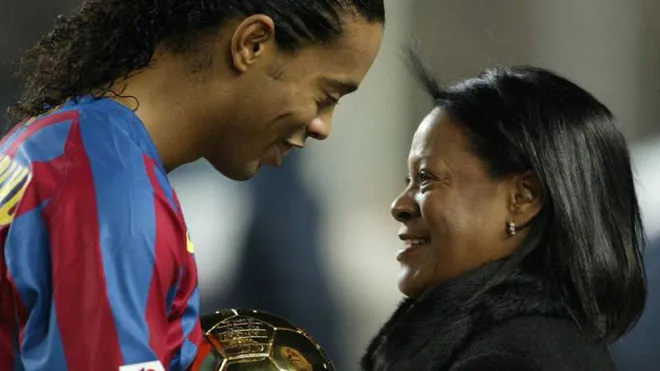 Mẹ của Ronaldinho qua đời vì COVID-19 - Ảnh 2. Mẹ của Ronaldinho qua đời vì COVID-19 - Ảnh 2.