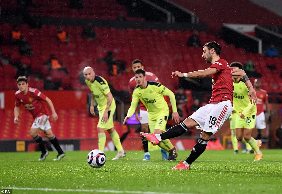 Manchester United 3-1 Newcastle: Quỷ đỏ đ&ograve;i lại vị tr&iacute; thứ 2 - Ảnh 5.