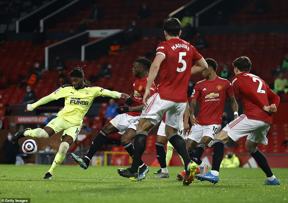 Manchester United 3-1 Newcastle: Quỷ đỏ đ&ograve;i lại vị tr&iacute; thứ 2 - Ảnh 3.