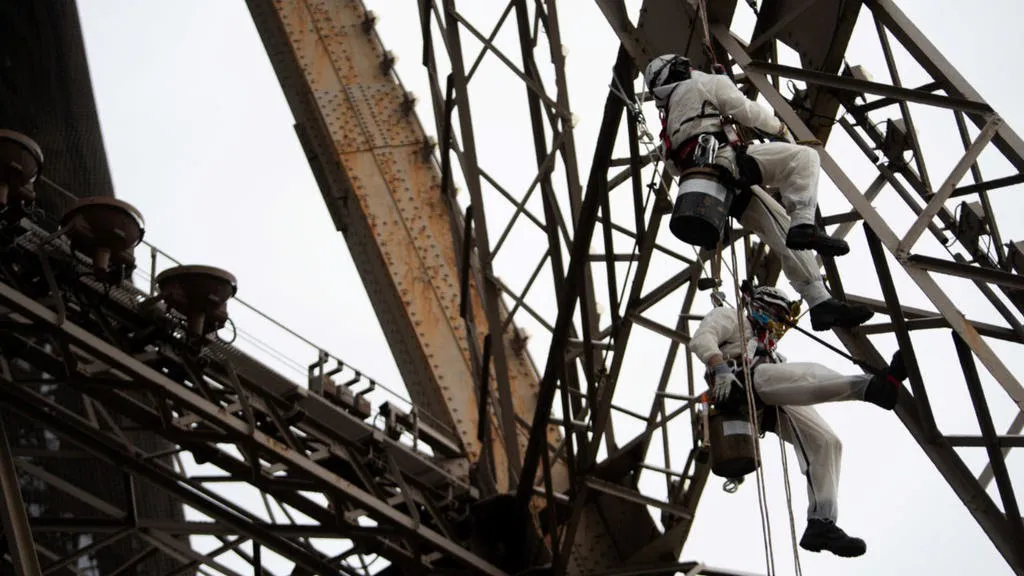 Tháp Eiffel sẽ thay áo toàn bộ với màu sơn mới - Ảnh 3.