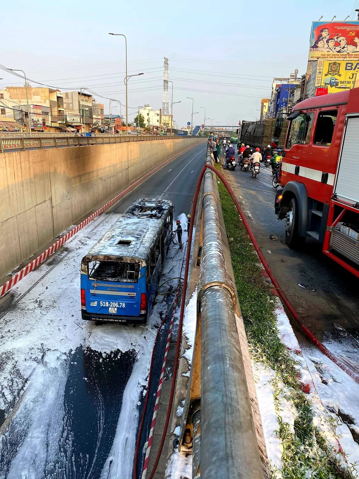 Xe bus cháy dữ dội trong hầm chui An Sương - Ảnh 1.